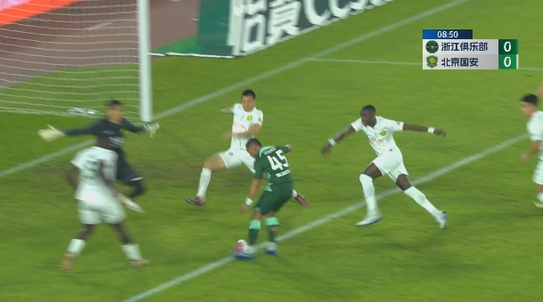  梅斯德比战万人空巷激情四射  