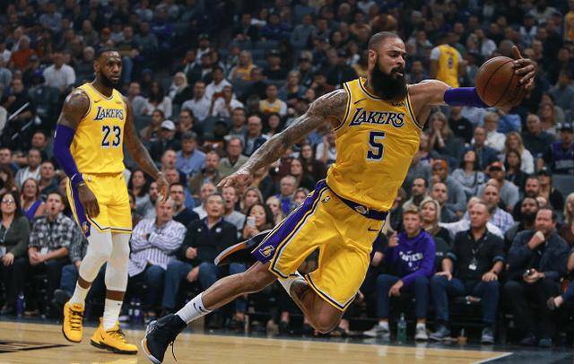  小瓦格纳30分魔术终结湖人四连胜  