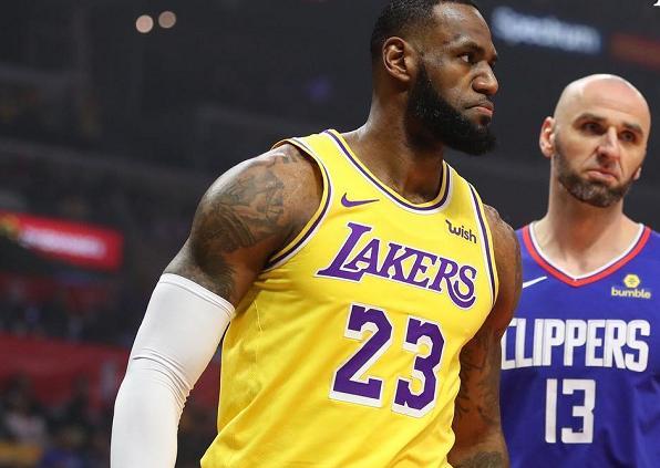  詹姆斯准三双助湖人晋级  