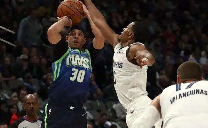  波尔津吉斯统治攻防独行侠轻取马刺锁定季后赛席位